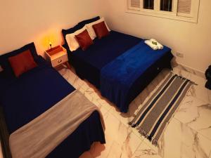 una camera con 2 letti e un pavimento piastrellato di Golden Garden Hostel a Ubatuba Altre 103 foto