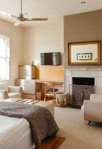 TV a/nebo společenská místnost v ubytování The Woodbridge Waterfront Rooms