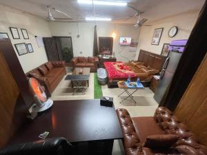Blick auf ein Wohnzimmer mit Sofas und Stühlen in der Unterkunft Secure Private Apartment Privacy Guaranteed in Lahore