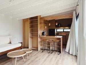 een klein appartement met een keuken en een woonkamer bij Casa Franca in José Ignacio