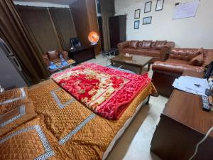 ein Zimmer mit einem Bett mit einer roten Decke darauf in der Unterkunft Secure Private Apartment Privacy Guaranteed in Lahore