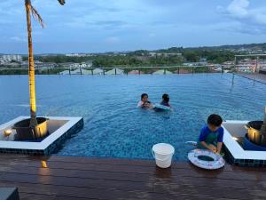 Bazén v ubytování JJJ Homestay-SK One Garden City Residence nebo v jeho okolí