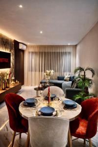 ein Wohnzimmer mit einem Tisch und einem Sofa in der Unterkunft Studio Glamour in Casablanca