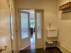 Et badeværelse på Charming Sunny 100m2 Entire Apartment with 2 bedrooms + 37 billeder