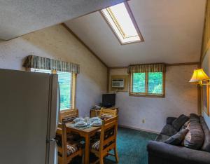 ein Wohnzimmer mit einem Tisch und einem Sofa in der Unterkunft Smoketree Lodge, a VRI resort in Banner Elk