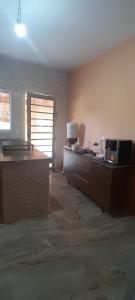 a living room with a counter and a microwave at Casa sitio , Elias Fausto Campinas in Elias Fausto