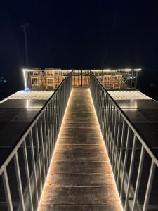 una passerella che porta a un edificio di notte di Pousada Deck a Carolina