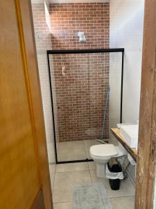 un bagno con doccia, wc e lavandino di Pousada Deck a Carolina