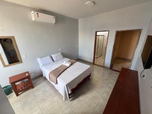 una camera da letto con un letto e una televisione di Pousada Deck a Carolina Altre 4 foto