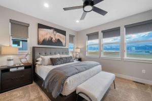 een slaapkamer met een bed en een plafondventilator bij Modern Retreat for Groups with Majestic Views in Belgrade