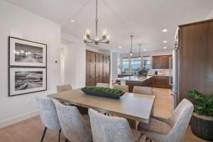 een eetkamer en keuken met een tafel en stoelen bij Modern Retreat for Groups with Majestic Views in Belgrade