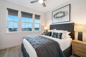 een slaapkamer met een groot bed en twee ramen bij Modern Retreat for Groups with Majestic Views in Belgrade