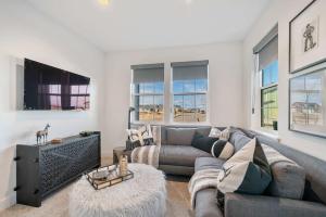 een woonkamer met een bank en een tv bij Modern Retreat for Groups with Majestic Views in Belgrade