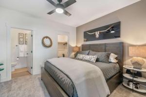 een slaapkamer met een groot bed en een badkamer bij Modern Retreat for Groups with Majestic Views in Belgrade +68 foto's