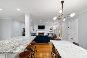 TV a/nebo společenská místnost v ubytování Marbella Lane Impeccable 3BR Delightful Escape