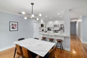 Kuchyň nebo kuchyňský kout v ubytování Marbella Lane Impeccable 3BR Delightful Escape