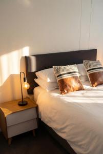 En eller flere senge i et værelse på Tyger Lake Luxury Loft