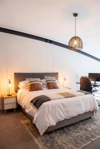 En eller flere senge i et værelse på Tyger Lake Luxury Loft