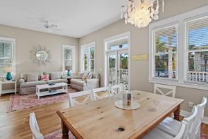 un salon avec une table et des chaises en bois dans l'établissement Shore Fun At Destin Pointe Resort, à Destin