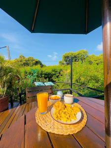 een dienblad met eten op een tafel met een bord met eten bij Glamping Girardot & Hotel Puerta Del Sol Girardot in La Virginia