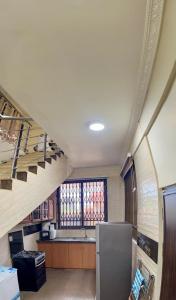 uma cozinha com um frigorífico no meio de um quarto em She properties em Dawhwenya