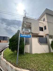 um sinal de rua azul em frente a um edifício em She properties em Dawhwenya