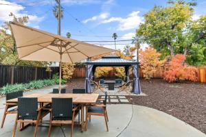 En have udenfor Marbella Lane - Modern 3BROasis in SiliconValley