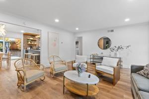 Et opholdsområde på Marbella Lane - Modern 3BROasis in SiliconValley