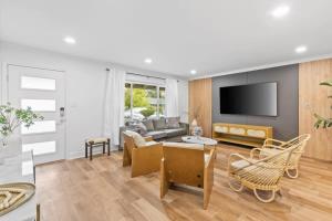 Et tv og/eller underholdning på Marbella Lane - Modern 3BROasis in SiliconValley + 20 billeder