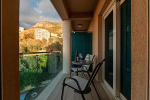 a balcony with a table and chairs and a view at Apartment Pržno See View in Pržno