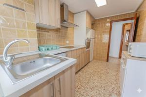eine Küche mit Spüle und Arbeitsplatte in der Unterkunft Front Sea Santa Pola in Santa Pola + 49 Fotos