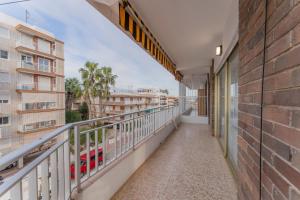 ein Balkon mit Blick auf ein Gebäude in der Unterkunft Front Sea Santa Pola in Santa Pola