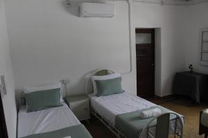 En eller flere senge i et værelse på Catalina House