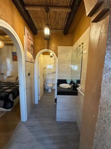 Koupelna v ubytování Rooftop Berber Sea View Anza Ocean Suites + 22 fotografií