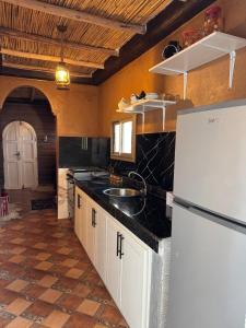 Kuchyň nebo kuchyňský kout v ubytování Rooftop Berber Sea View Anza Ocean Suites