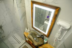 un bagno con lavandino e specchio di Art-House a Užhorod Altre 13 foto