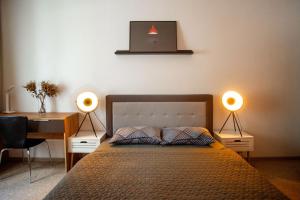 una camera da letto con un letto con due lampade sopra di Art-House a Užhorod