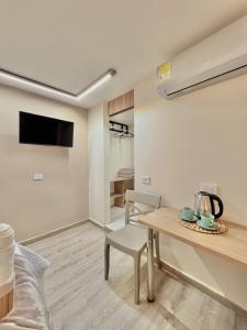 una stanza con tavolo, sedie e cucina di Hotel Boutique Casa Kereht by Mekedo a Cali