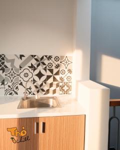 een keuken met een wastafel en een tegelwand bij Thỏ Chill Homestay in Vung Tau