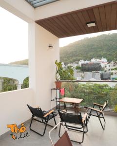 een balkon met stoelen en een tafel en uitzicht bij Thỏ Chill Homestay in Vung Tau +54 foto's