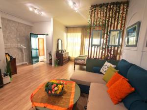 una sala de estar con un sofá y una mesa en Studio Bom Braga, en Braga