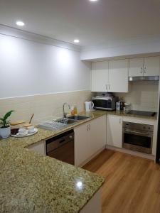 Køkken eller tekøkken på Close to Shoal Bay Beach!