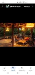 una pagina di un sito web con l'immagine di un padiglione di Beyond Guest House ad Auroville Altre 14 foto