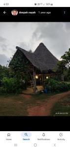 un'immagine di una capanna con il tetto di paglia di Beyond Guest House ad Auroville