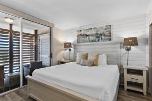 En eller flere senge i et værelse på Magnolia House 507 At Destin Pointe Resort + 34 billeder