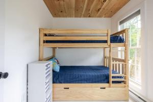 een slaapkamer met een stapelbed in een tiny house bij Berkshire House in Hillsdale