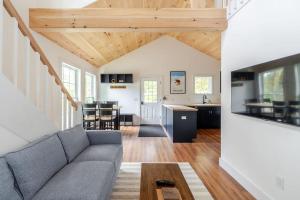 een woonkamer met een bank en een tafel bij Berkshire House in Hillsdale