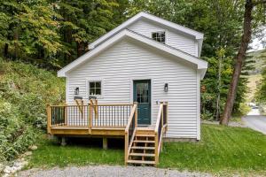 een klein wit huis met een veranda en een deur bij Berkshire House in Hillsdale