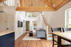 een woonkamer met witte muren en houten plafonds bij Berkshire House in Hillsdale