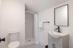 een witte badkamer met een toilet en een wastafel bij Berkshire House in Hillsdale +8 foto's